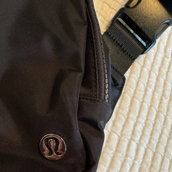 lululemon Everywhere Belt Bag Large 2L - Picture 2 of 10